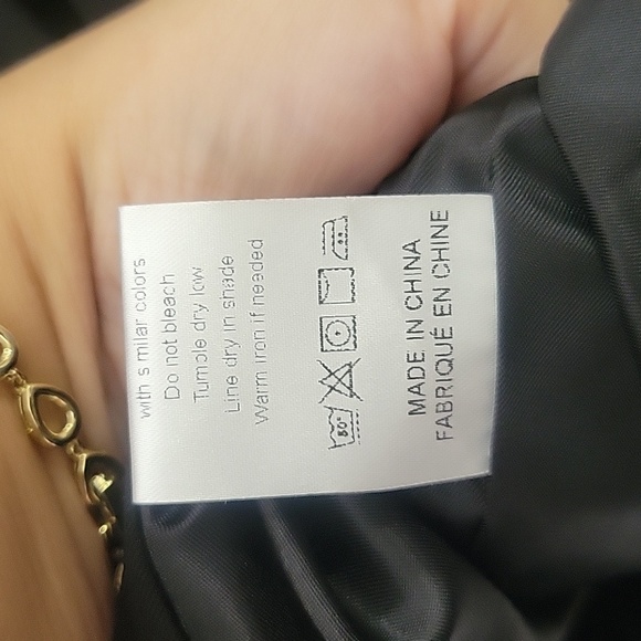 Black Long-Sleeved Women's Blazer with Shoulder Pads and Front Pocket - Picture 5 of 6